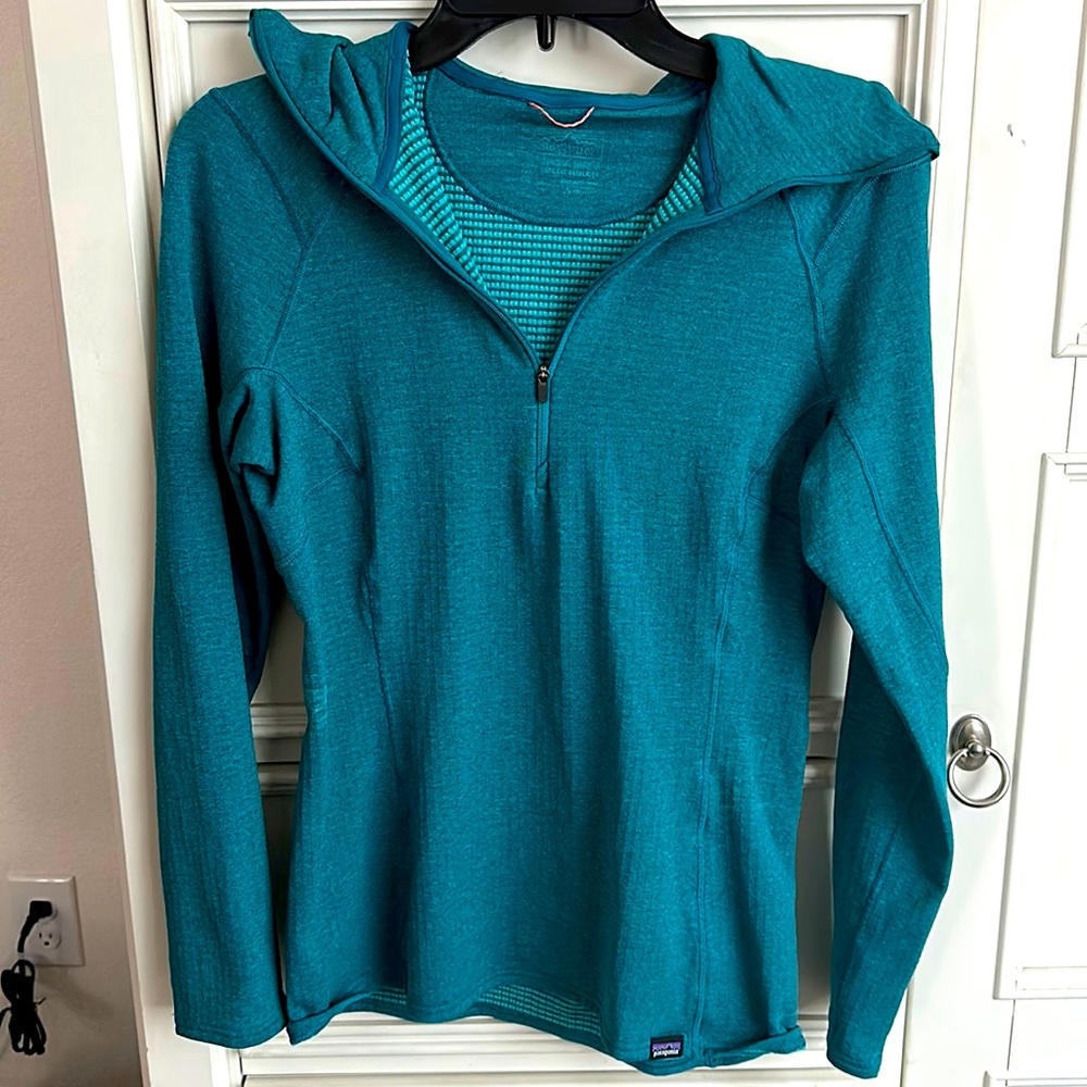Patagonia teal hoodie, worn once, size small, euc